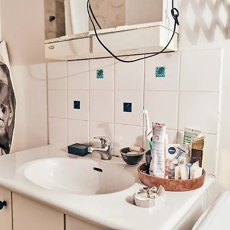 Cozy Small Artist Studio Appartement