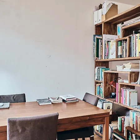 Cozy Small Artist Studio Appartement