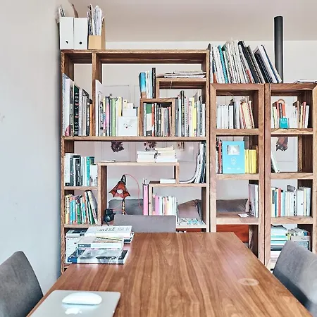 Appartement Cozy Small Artist Studio Parijs