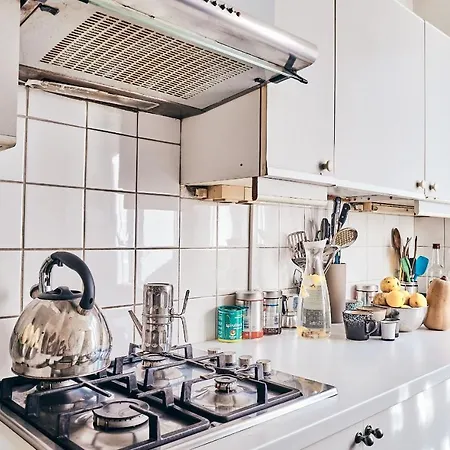 Appartement Cozy Small Artist Studio Parijs